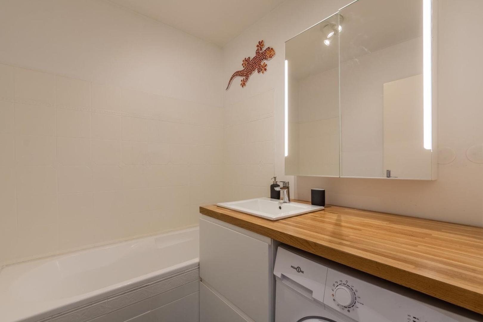 Spacious With Balcony And Parking Apartment *