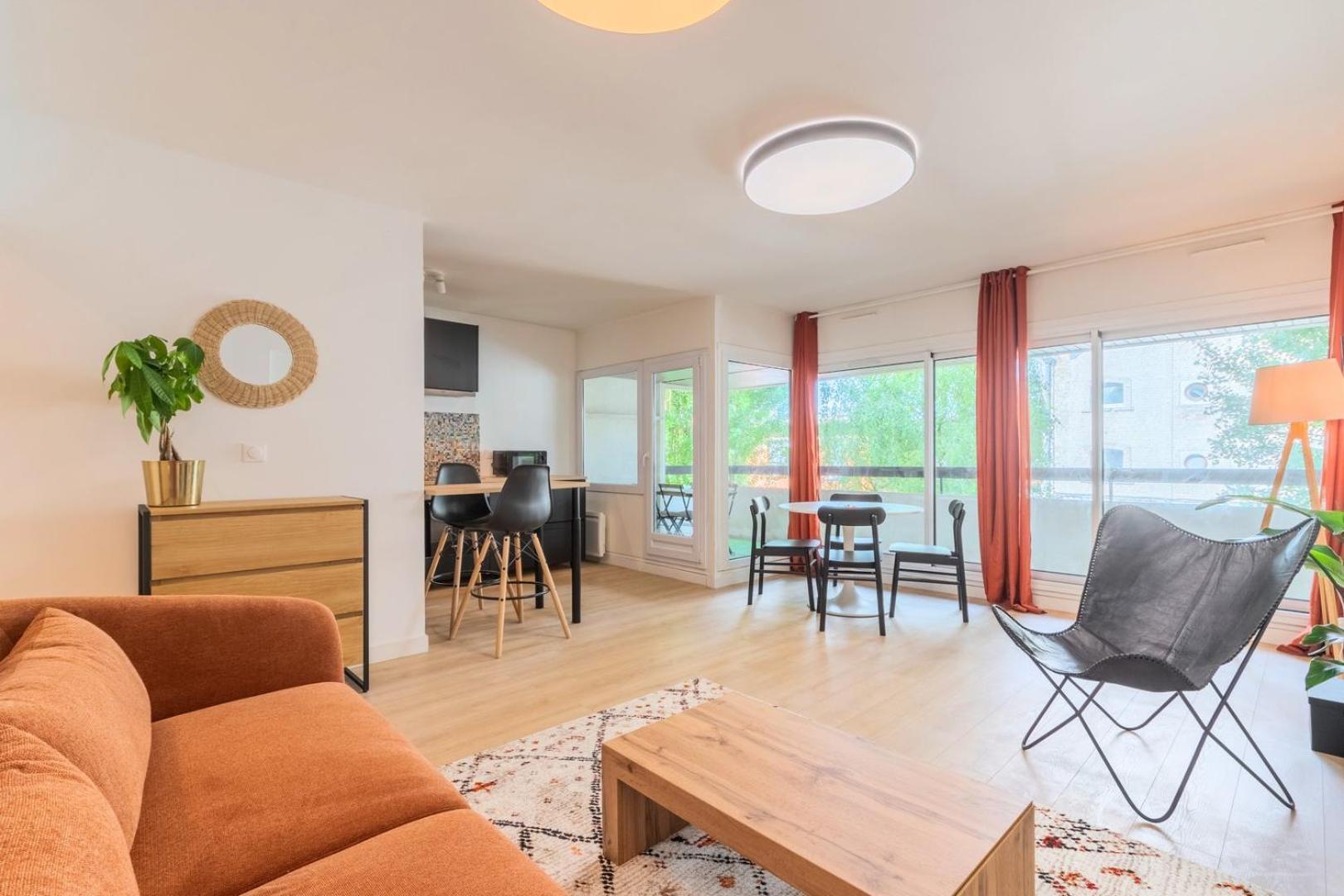 Spacious With Balcony And Parking * La Madeleine (Nord)